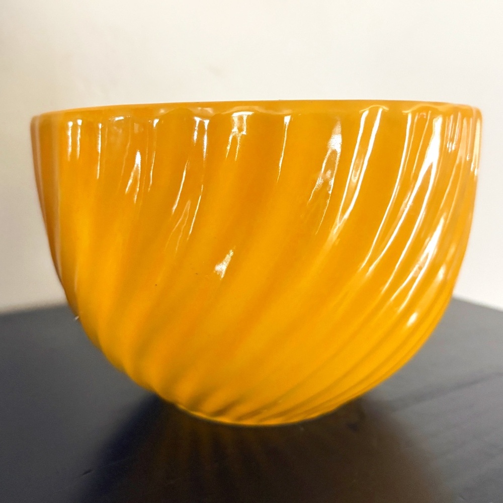 Edible Arrangements ceramic planter pot;  round